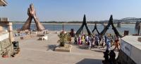 HH Swamiji and Yatri-s board 4 Bajra boats from Namo Ghat and depart for Raja Ghathi (26.03.2025)